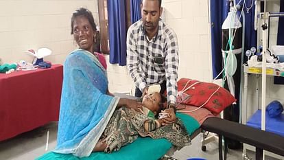 mother kept wandering with child in her lap for two hours in Godhana CHC of Mainpuri but did not get treatment