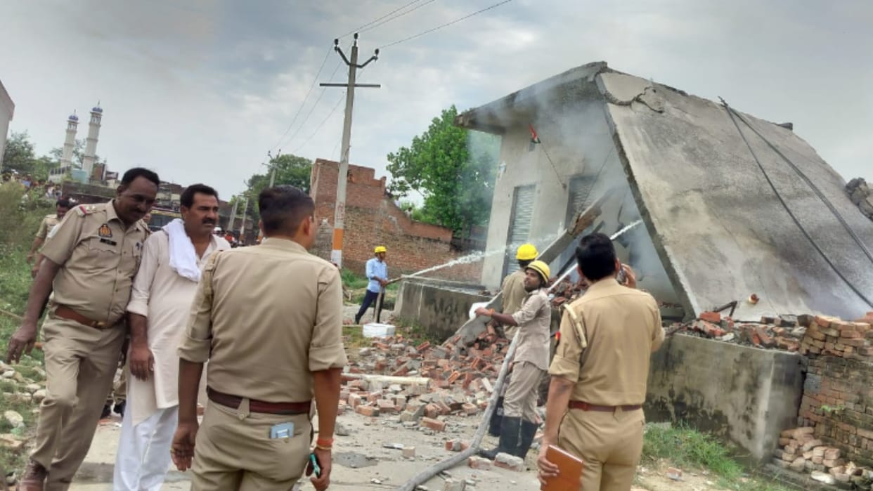 Muzaffarnagar: Illegal firecrackers were being made near a house under construction, a massive fire broke out