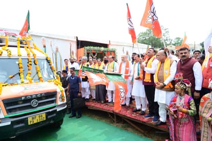 मंडला में अमित शाह ने झंडी दिखाकर जन आशीर्वाद यात्रा को रवाना किया।