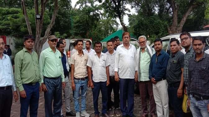 Strike Health workers met Kawardha MLA and Minister Mohammad Akbar
