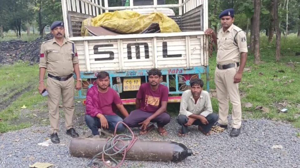 पांच मैट्रिक टन लोहे की पाइप चोरी करने वाले आरोपी गिरफ्तार
