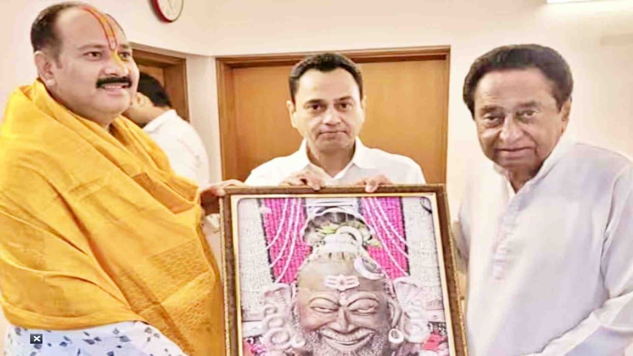 Former CM Kamal Nath welcomed Pandit Pradeep Mishra in Chhindwara