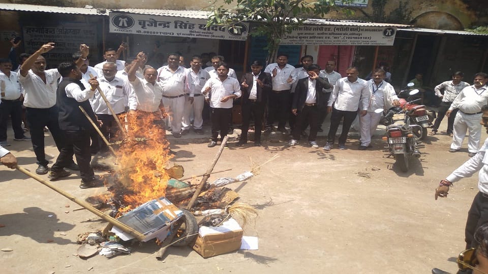 Advocates burnt effigy of DGP in presence of police force
