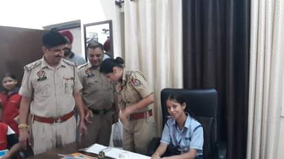 पुलिस की कुर्सी पर बैठी सुगंधि।