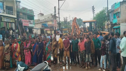 People angry with dirty water of Bhathagaon Shitala Chowk Colony in Raipur