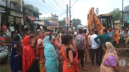 People angry with dirty water of Bhathagaon Shitala Chowk Colony in Raipur