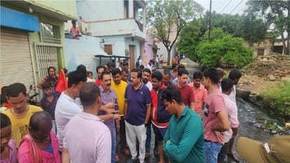 People angry with dirty water of Bhathagaon Shitala Chowk Colony in Raipur