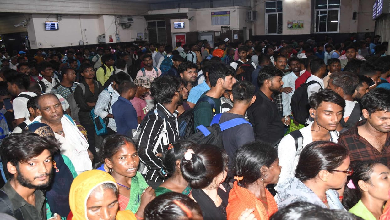 Many trains including Vaishali Satyagraha arrived late in gorakhpur