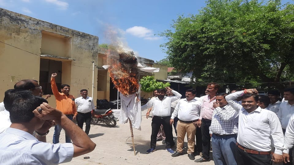 Lawyers burnt effigy of Chief Secretary-Director General of Police