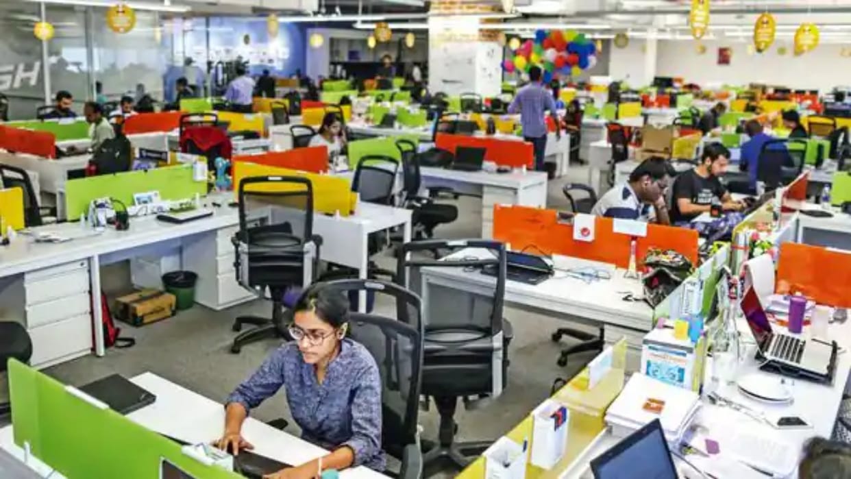 india service sector activity moderates in august export expands with record pace
