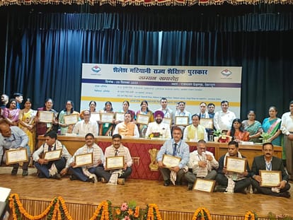 Teachers Day 2023 Uttarakhand Governor Give Shailesh Matiyani Award to teachers CM increased prize money