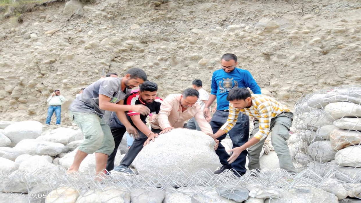 Tourism businessmen did shramdaan for highway restoration, lifting stones and installing cratewalls on the ban