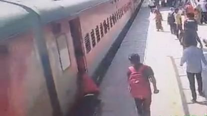 RPF Inspector saved the life of a railway passenger in Mahananda