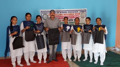 Teacher Day: इतिहास के अध्यापक, रोजगार के मास्टर; सृजन के गुरु बने विनोद रैना, शिक्षक दिवस पर पढ़ें खास खबर Teacher Day: rajouri sunderbani History teacher vinod raina help students to be master of employment