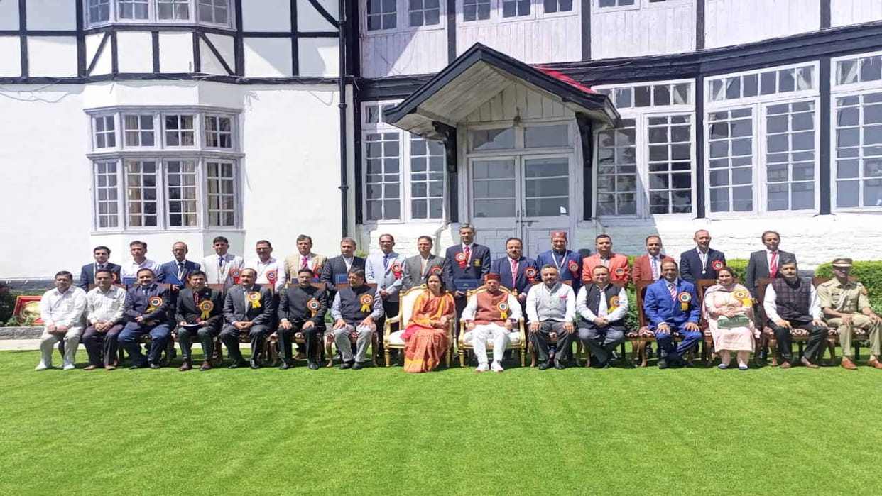 Teachers Award: 16 teachers of Himachal received state level awards, honored by the Governor