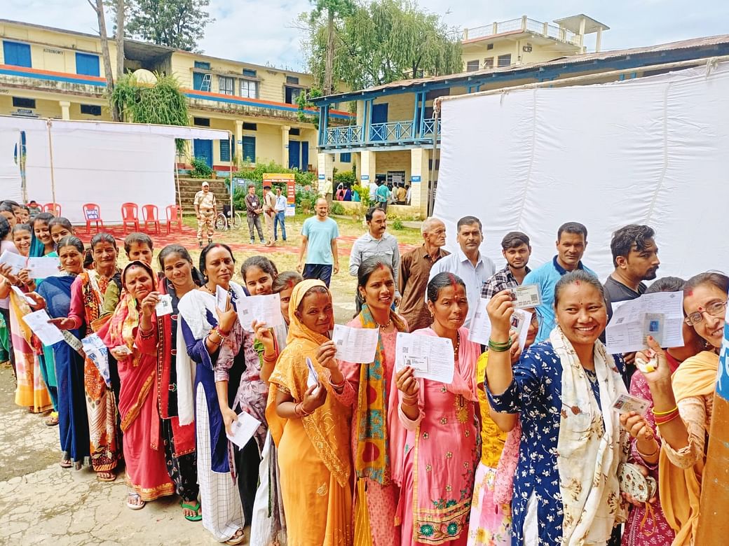 Bageshwar Bypoll 2023:दिन चढ़ने के साथ बूथों पर उमड़ने लगी भीड़,  युवाओं-बुुजुर्गों में दिखा उत्साह, तस्वीरें - Uttarakhand Bageshwar  Assembly Bypoll 2023 Crowd Of Voters For Voting ...