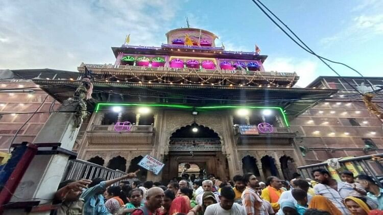 Mathura: बांकेबिहारी कॉरिडोर की कामना लेकर चंदौसी से पैदल चलकर वृंदावन पहुंचे तीन भक्त, आराध्य के किए दर्शन