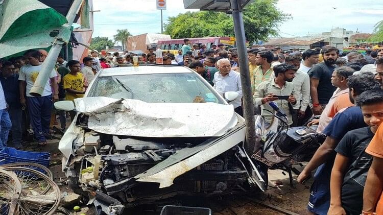 Road Accident: तेज रफ्तार कार ने तीन लोगों को कुचला, एक की मौत, शव रखकर लगाया जाम, वाहन में तोड़फोड़