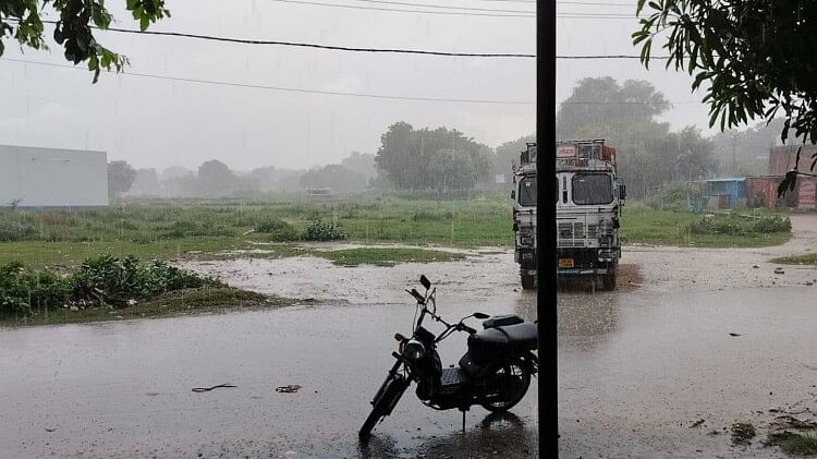 Varanasi Rains: वाराणसी में सुबह-सुबह कई इलाकों में झमाझम बारिश, तापमान में गिरावट, उमस भरी गर्मी से राहत