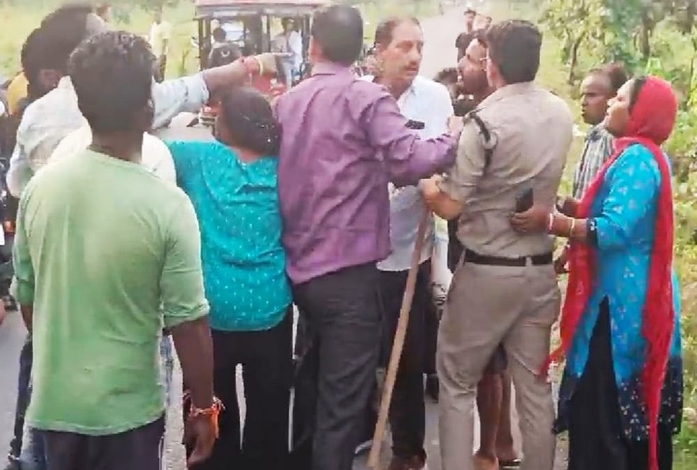 Dehradun Vikasnagar News Locals Fight with Excise team went to raid slapped to inspector