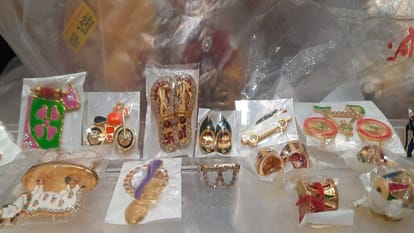 crowd of people to buy more than one dress and accessories for Kanha in market In Agra