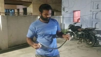 family members including children were imprisoned in room for several hours seeing snake in house in Agra