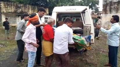 बच्चे के शव को मॉर्चरी में जाते हुए।