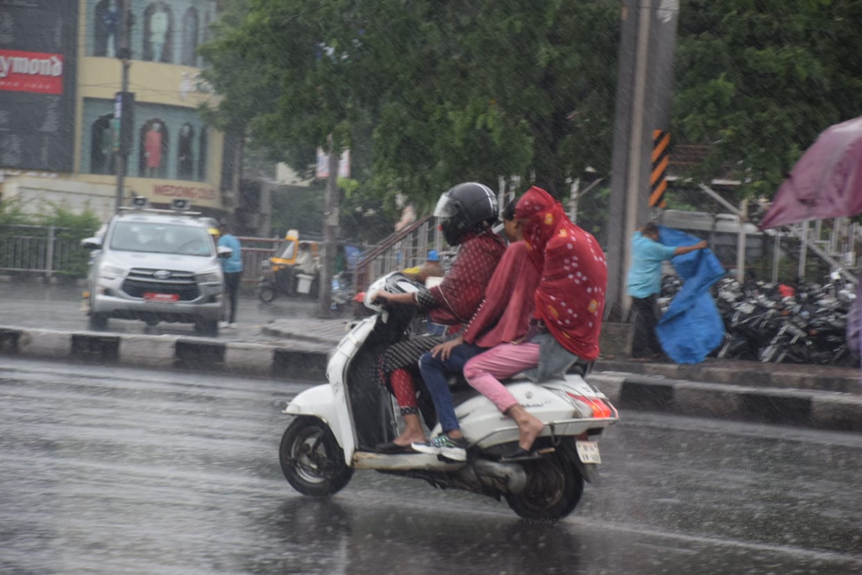 Weather update drizzling rain in Bareilly