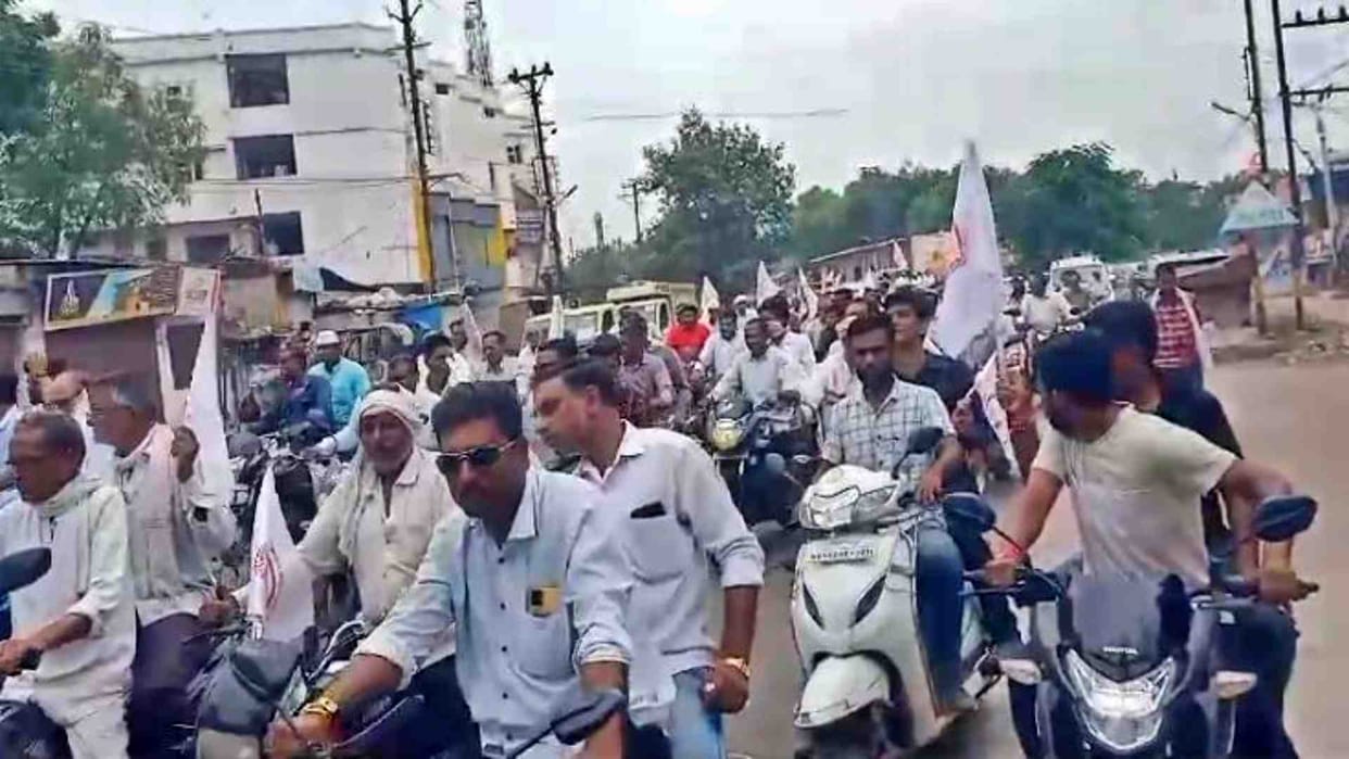 Farmers protest against insurance benefits on banana crop in Burhanpur