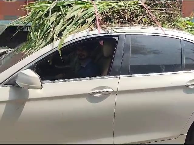BMW Price : viral video of BMW carrying animal feed, bihar police shocked to see in bihar news in hindi