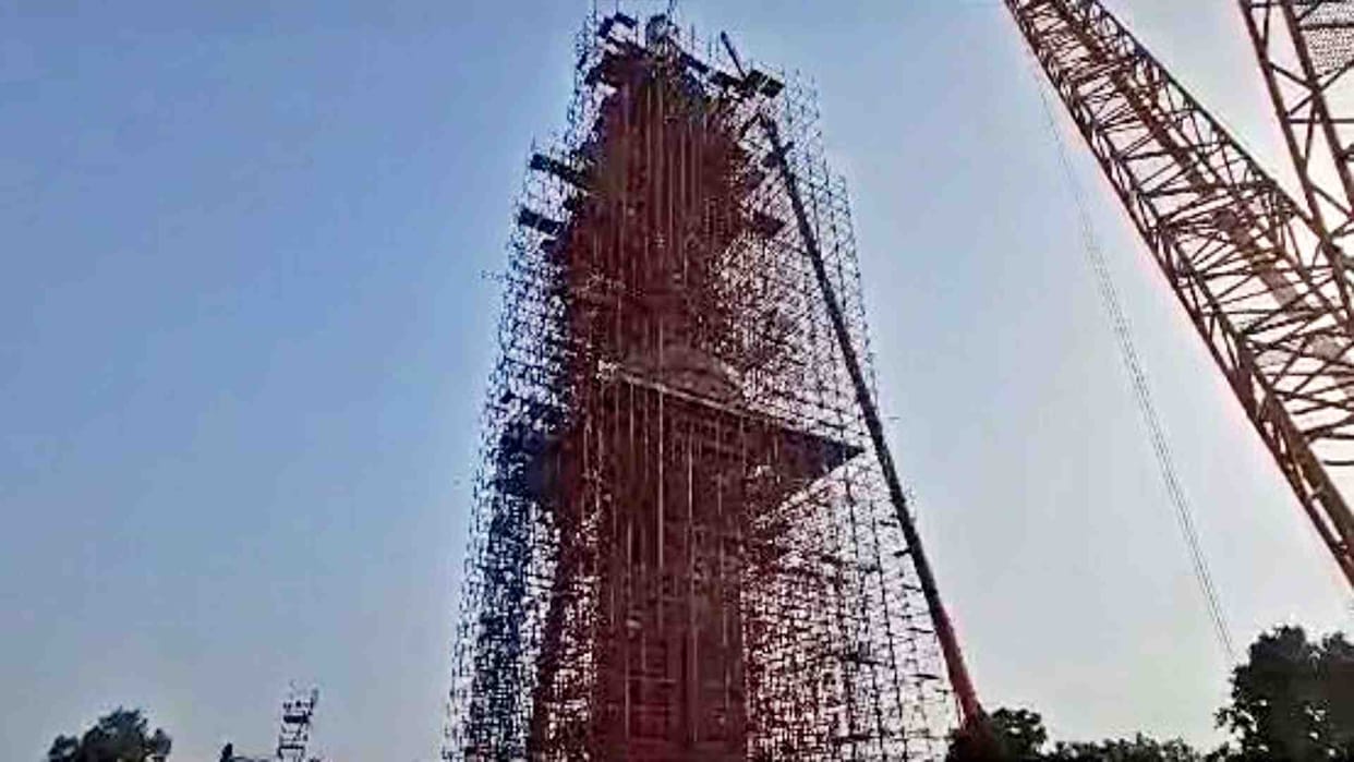 The work of 108 feet tall statue of Shankaracharya in Khandwa Omkareshwar is in the final stage.