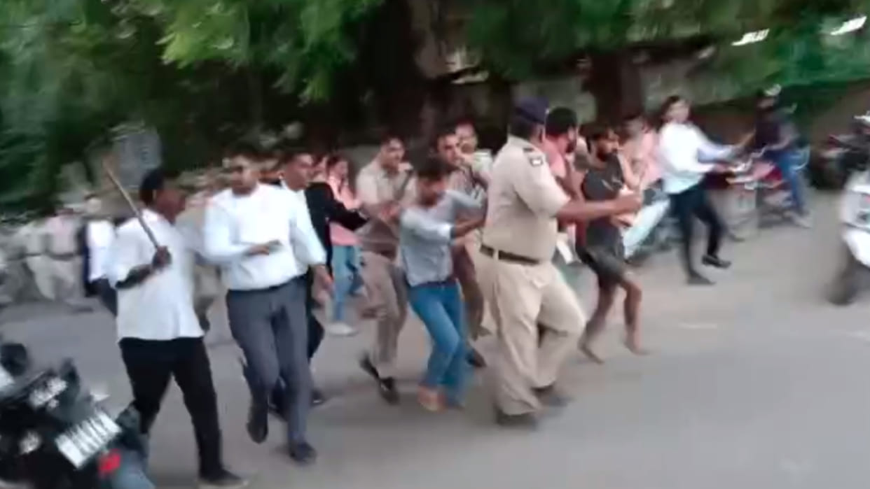 Gwalior: Lawyers thrash murder accused outside after appearing, police in a panic, somehow saved