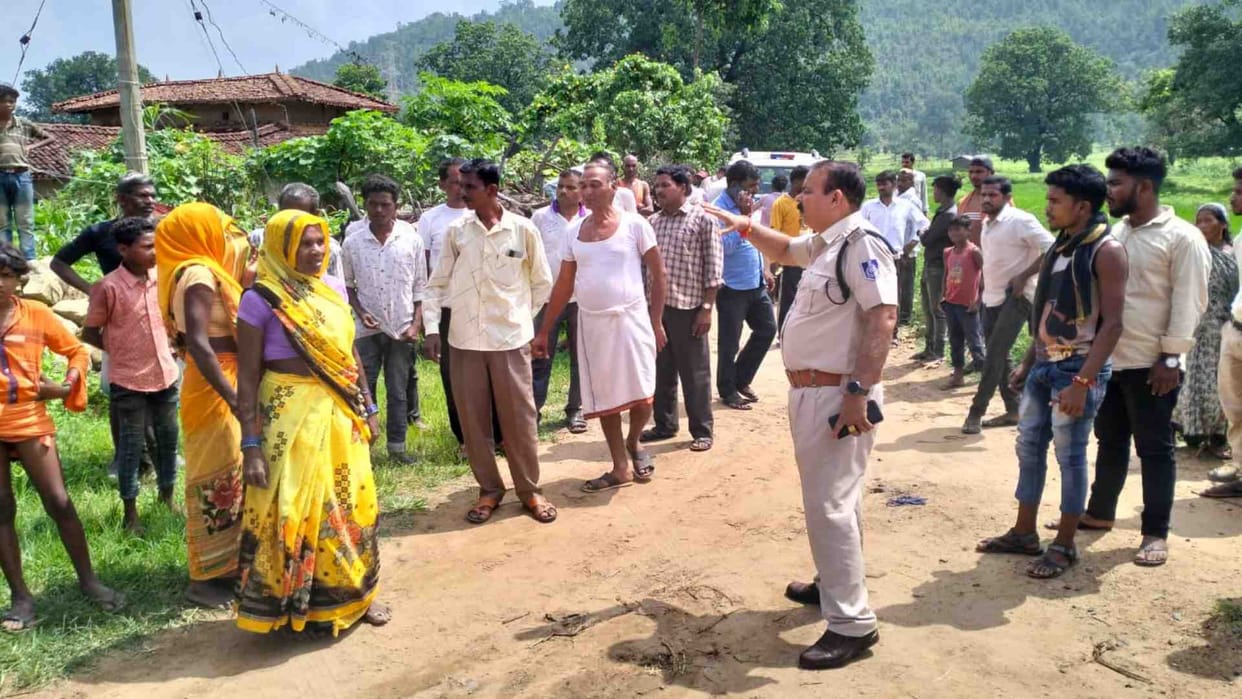 Woman killed by being attacked with an ax in the middle of the road in Singrauli