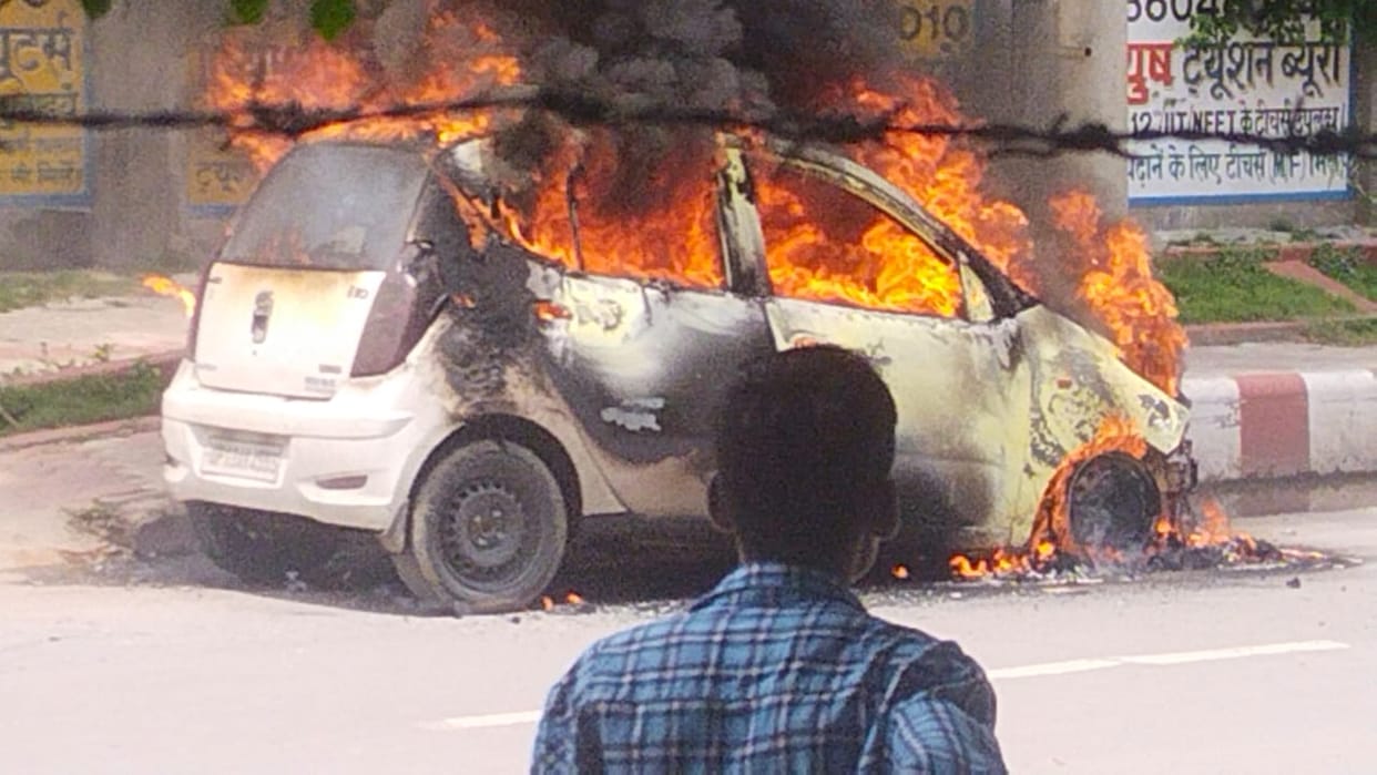 Varanasi Fire: When a moving car became a ball of fire, people were shocked to see the incident