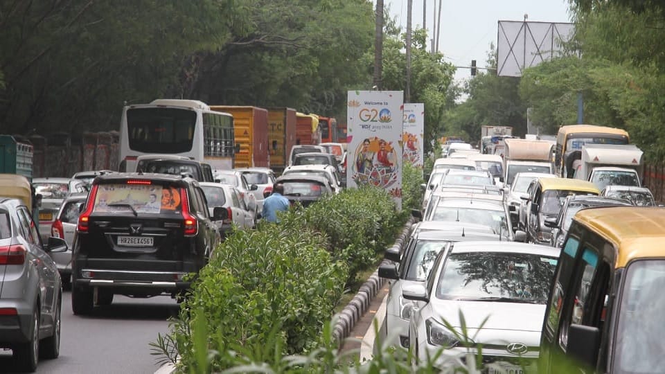 Long jam on Vande Mataram Road of Delhi