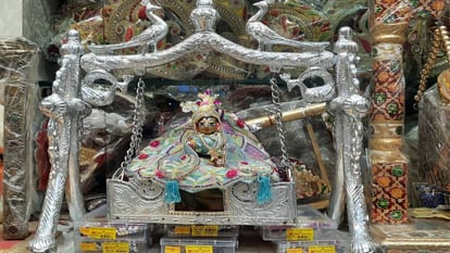 Janmashtami 2023: मखमली सिंहासन होगा...जर्मन सिल्वर के झूले में झूलेंगे लड्डू गोपाल, उत्सव मनाने को तैयार लोग crowd of people to buy more than one dress and accessories for Kanha in market In Agra