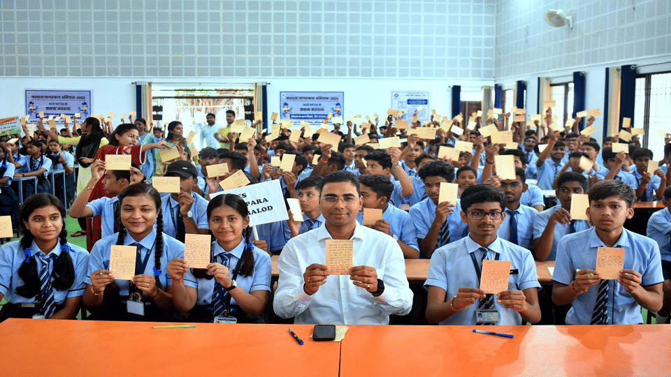 97 thousand 654 students wrote postcards to vote with collector To make voters aware