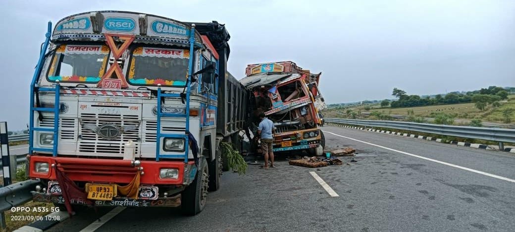 Jalaun accident, Truck hits dumper parked on expressway, driver-conductor dies, body sent for post mortem