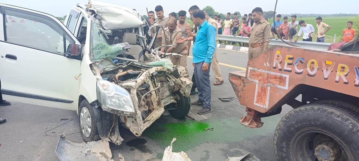 Kannauj Accident, Car collided behind a tractor trolley on the expressway, two people died, could not be ident