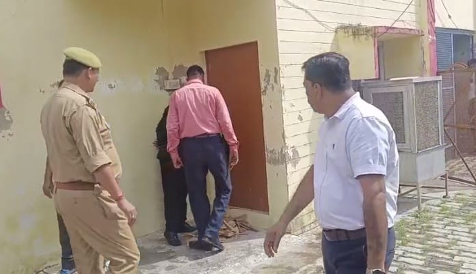 20 lakhs stolen from readers house, thieves came in Bolero, police investigated with dog squad