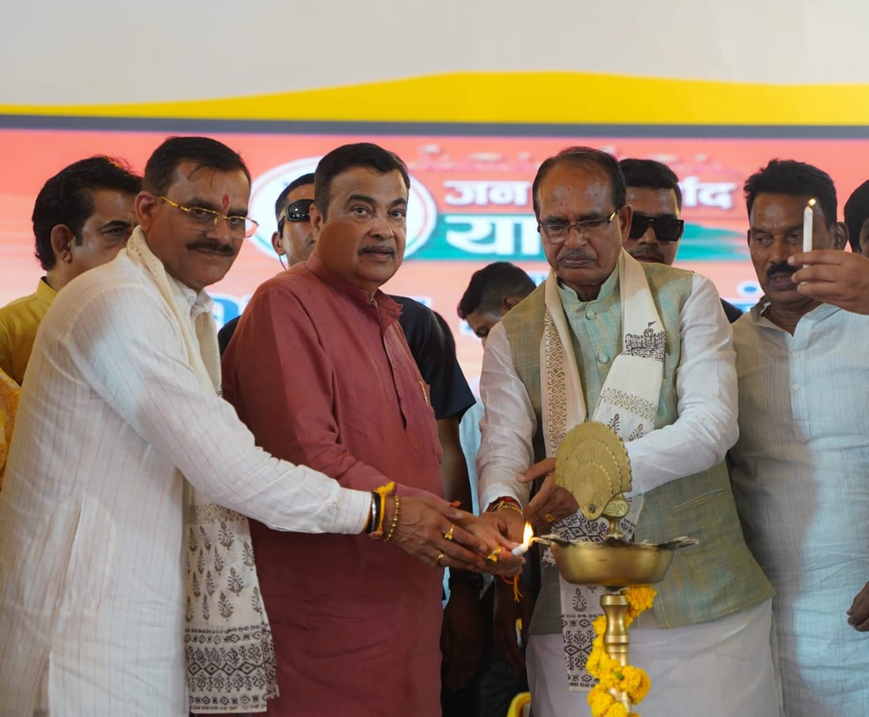 Nitin Gadkari and CM Shivraj arrived in Khandwa to inaugurate BJP's Jan Ashirwad Yatra.