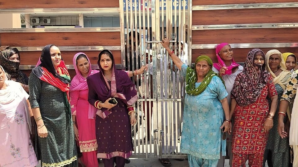 Angry people locked gate of city council office for not getting place to dump garbage In Fatehabad
