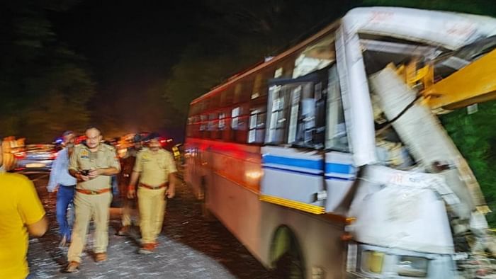 Major accident in Barabanki: Bus collides with bar laden truck on Bahraich Highway, three dead