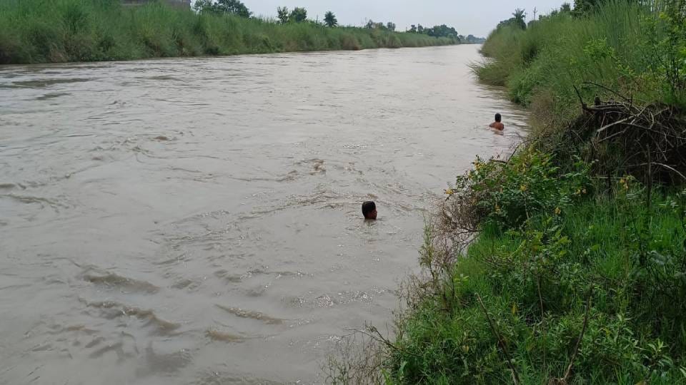 Woman jumped into canal in Mainpuri police searching with help of divers