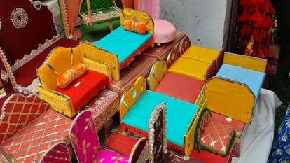 crowd of people to buy more than one dress and accessories for Kanha in market In Agra