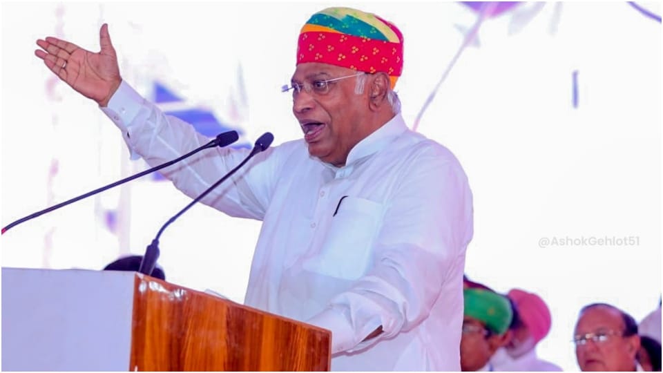 Congress President Mallikarjun Kharge praised Rajasthan CM Ashok Gehlot in Bhilwara