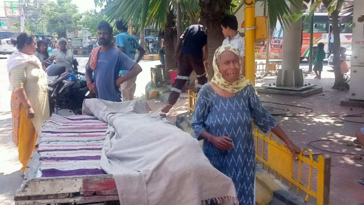 Meerut: Mother kept asking for help by carrying dead body on a cart for last rites of her son