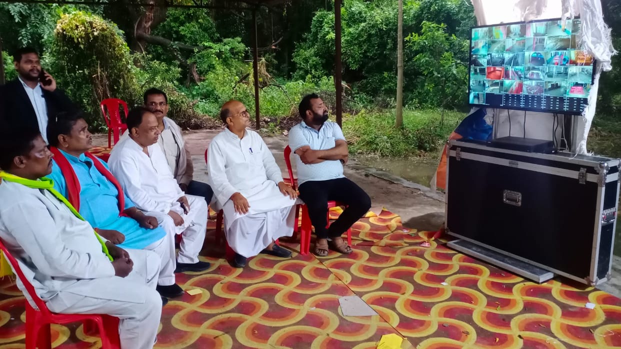 Ghosi Bypoll samajwadi party workers engaged in guarding EVM at outside strong room