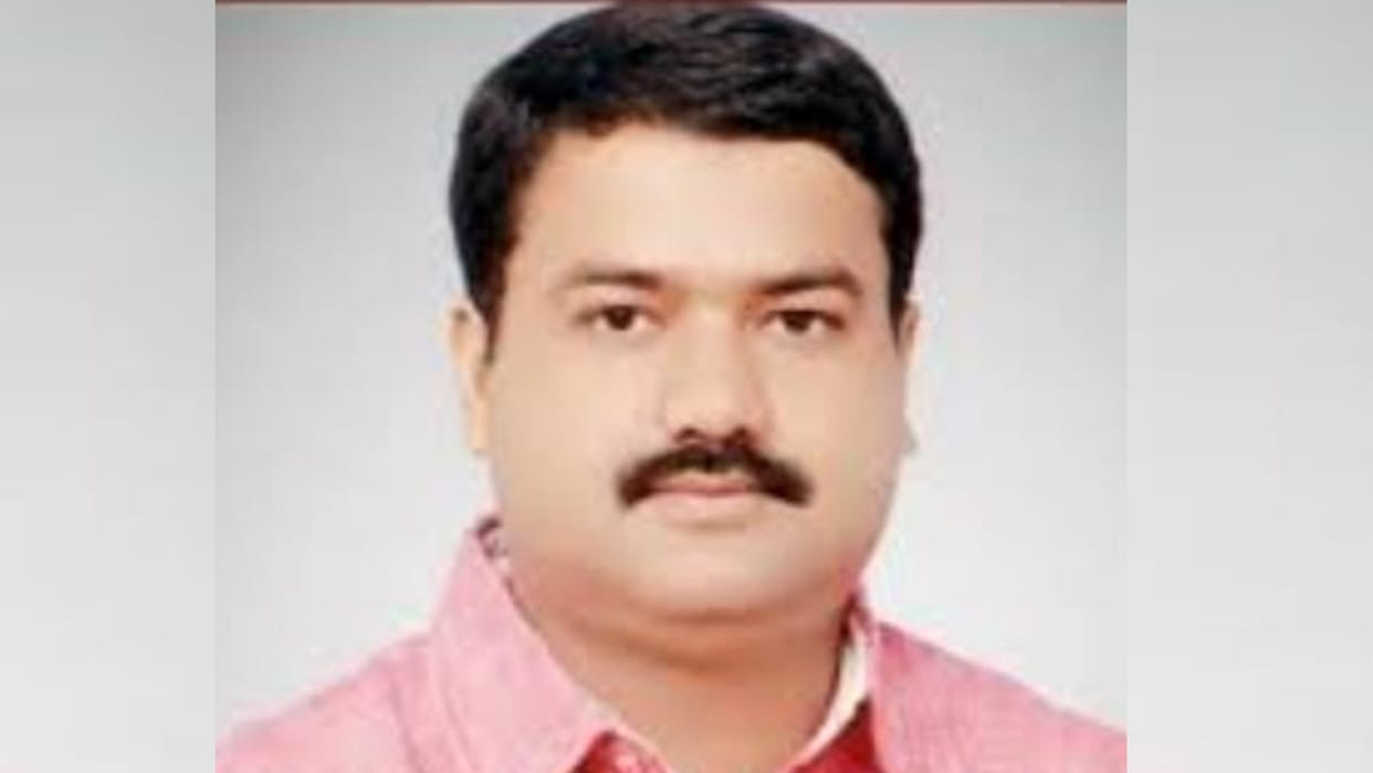 Gangster Mujeeb Ahmad arrived court on fake order in Sitapur.