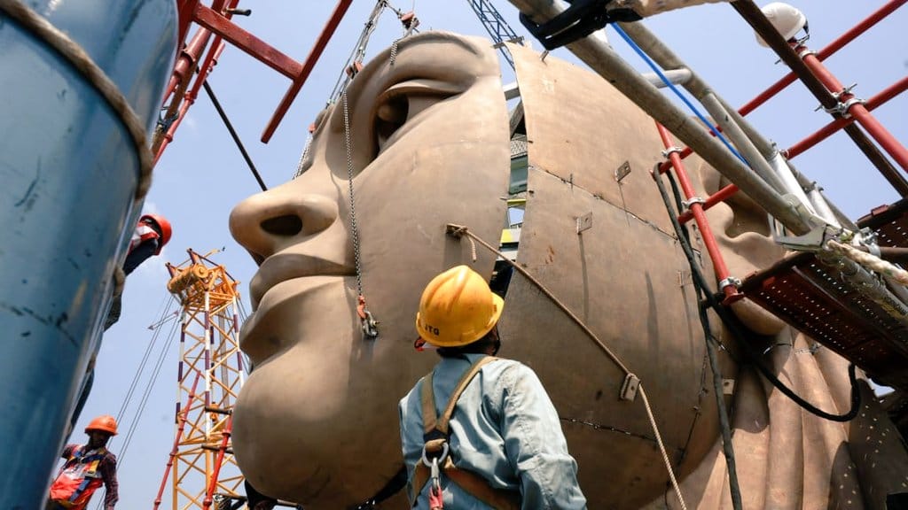 The work of 108 feet tall statue of Shankaracharya in Khandwa Omkareshwar is in the final stage.